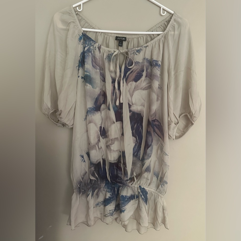 Apt. 9 Size MEDIUM Short Sleeved CREAM & BLUE Floral Blouse.
